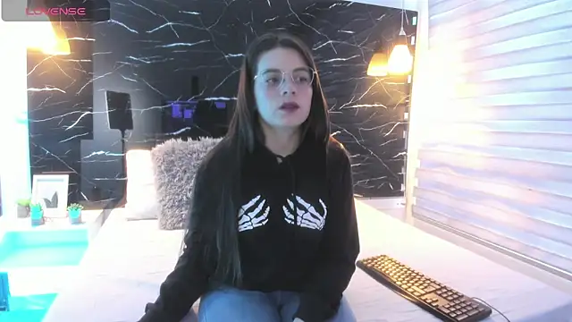 Snapshot of ZOE_LE chatting on 11/07/25, 11:26 ZOE LE online show from 11/07/25, 11:26