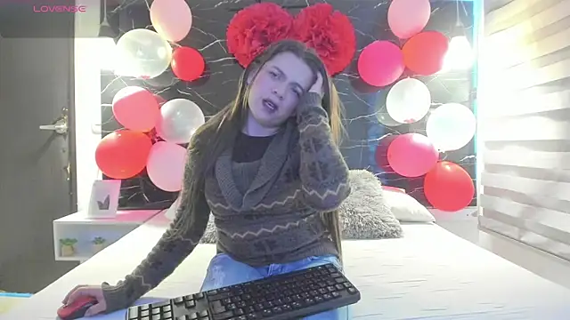 Snapshot of ZOE_LE chatting on 02/21/26, 11:45 ZOE LE online show from 02/21/26, 11:45