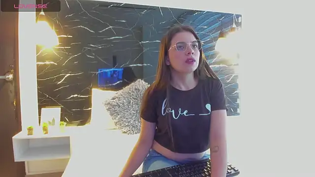 Snapshot of ZOE_LE chatting on 10/21/25, 11:42 ZOE LE online show from 10/21/25, 11:42