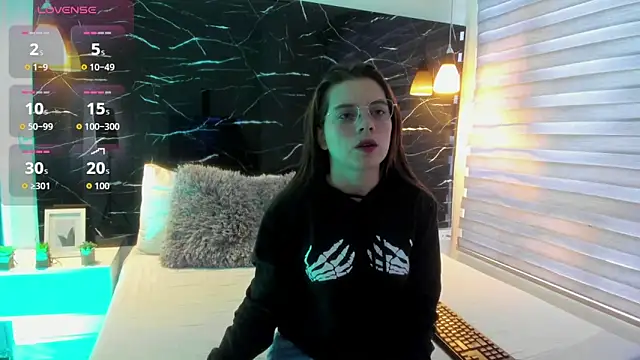 Snapshot of ZOE_LE chatting on 11/04/25, 11:47 ZOE LE online show from 11/04/25, 11:47