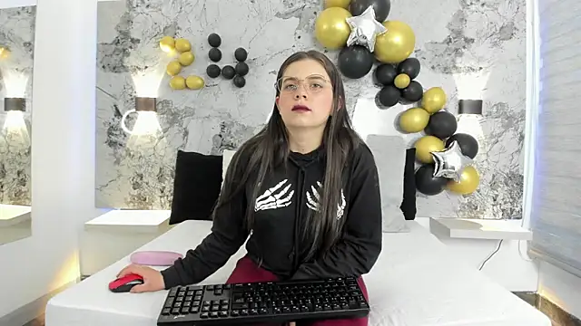 ZOE LE online show from 04/15/26, 11:59