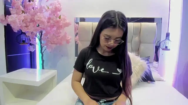 Snapshot of ZOE_LE chatting on 11/17/25, 11:36 ZOE LE online show from 11/17/25, 11:36