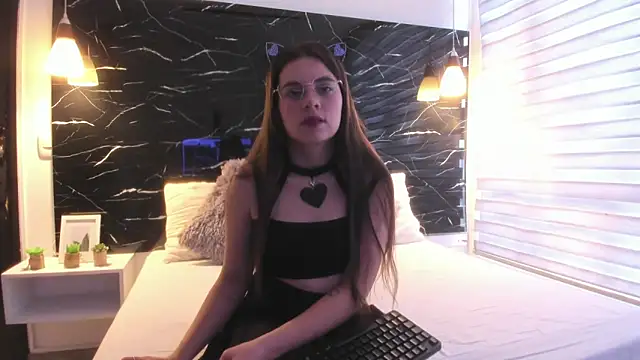 Snapshot of ZOE_LE chatting on 10/27/25, 11:44 ZOE LE online show from 10/27/25, 11:44