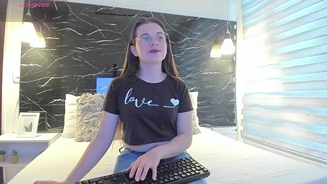 Snapshot of ZOE_LE chatting on 01/08/26, 11:38 ZOE LE online show from 01/08/26, 11:38