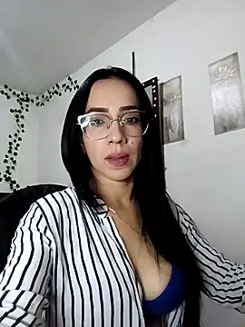 YaraDuartee online show from 10/30/25, 07:55