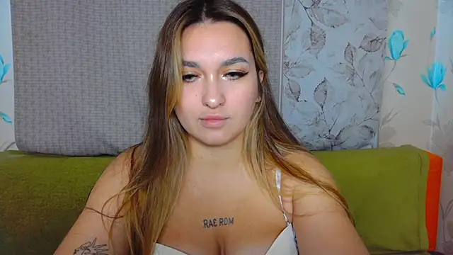 Snapshot of YourEmily_xx chatting on 10/02/25, 11:02 YourEmily xx online show from 10/02/25, 11:02