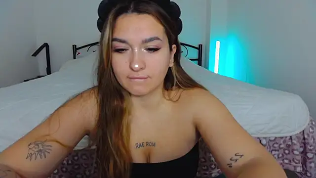 Snapshot of YourEmily_xx chatting on 10/20/25, 06:48 YourEmily xx online show from 10/20/25, 06:48
