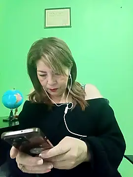 Snapshot of VANESSA__01 chatting on 10/17/25, 12:18 VANESSA 01 online show from 10/17/25, 12:18