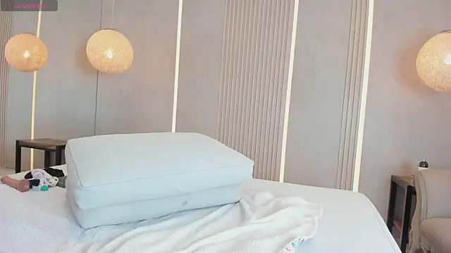 beca winn online show from 11/08/25, 07:28