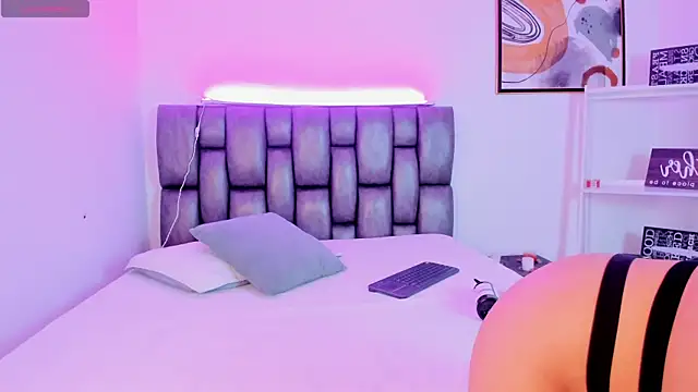 Caroline Millerr online show from 12/01/25, 07:48