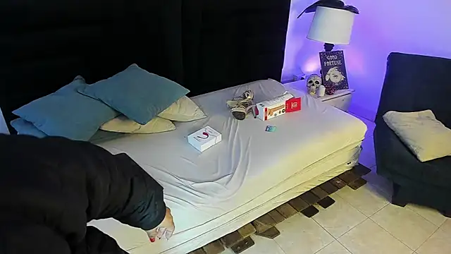 KateValencia online show from 10/27/25, 01:01