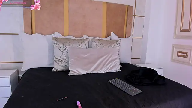 Snapshot of NaylaGrey chatting on 12/05/25, 12:04 NaylaGrey online show from 12/05/25, 12:04