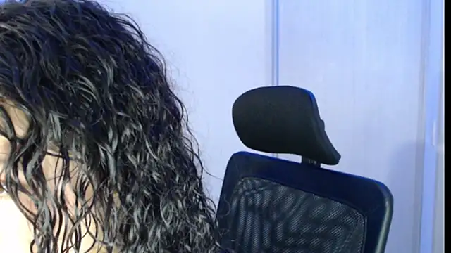 Snapshot of Ivonnybonn chatting on 10/17/25, 10:22 Ivonnybonn online show from 10/17/25, 10:22