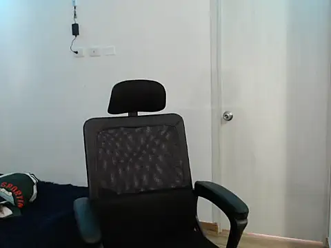 Snapshot of Ivonnybonn chatting on 10/14/25, 04:29 Ivonnybonn online show from 10/14/25, 04:29