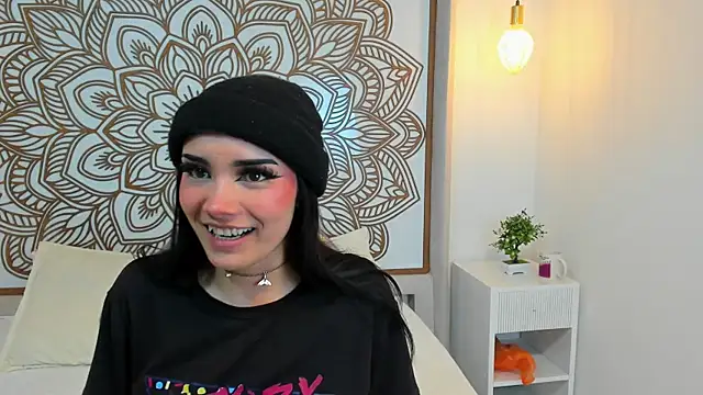 Snapshot of Daphne_Nicolle chatting on 10/15/25, 07:33 Daphne Nicolle online show from 10/15/25, 07:33