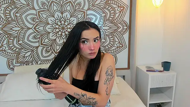 Snapshot of Daphne_Nicolle chatting on 10/21/25, 02:27 Daphne Nicolle online show from 10/21/25, 02:27