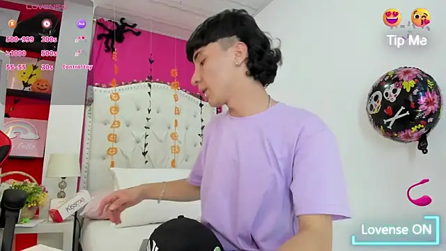 XaanderGrey online show from 10/19/25, 07:16