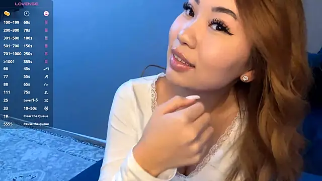 Ur neighbor Kira online show from 01/18/26, 12:19