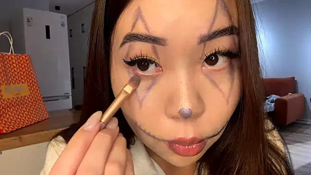 Ur neighbor Kira online show from 10/31/25, 12:24