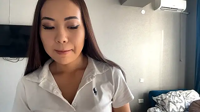 Ur neighbor Kira online show from 11/26/25, 08:03