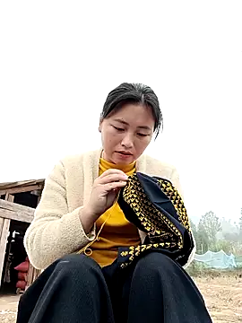 Snapshot of buddy-sexy chatting on 12/16/25, 01:43 buddy-sexy online show from 12/16/25, 01:43