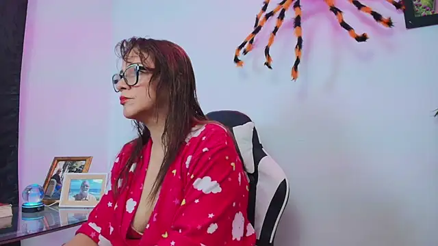 Snapshot of Carol_Miss2 chatting on 10/26/25, 10:04 Carol Miss2 online show from 10/26/25, 10:04