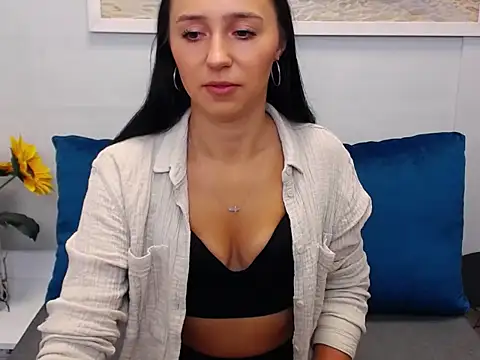 Snapshot of LuisaLive chatting on 11/07/25, 07:13 LuisaLive online show from 11/07/25, 07:13