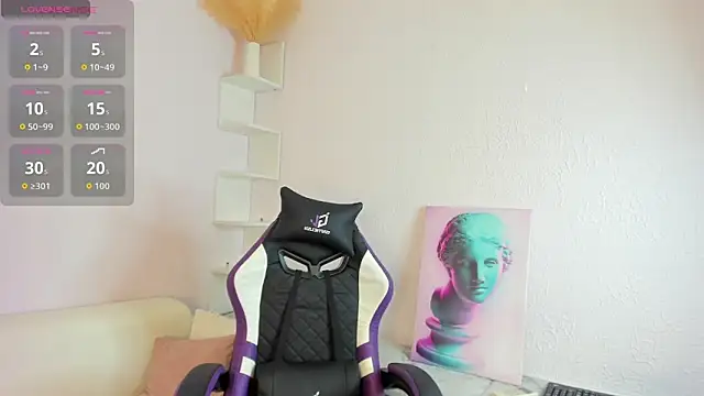 Snapshot of Ella_starrr__ chatting on 10/31/25, 01:24 Ella starrr online show from 10/31/25, 01:24