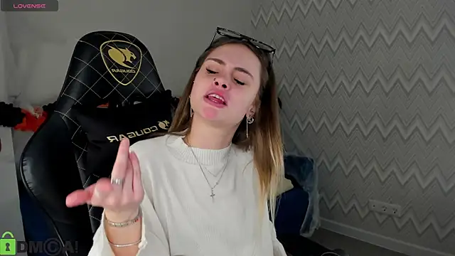 KarinaBroks online show from 10/31/25, 08:44