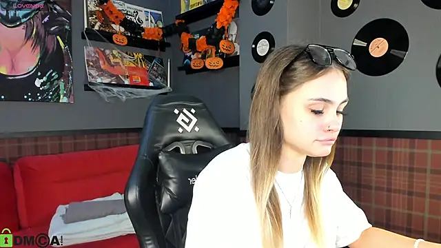 KarinaBroks online show from 10/30/25, 03:16