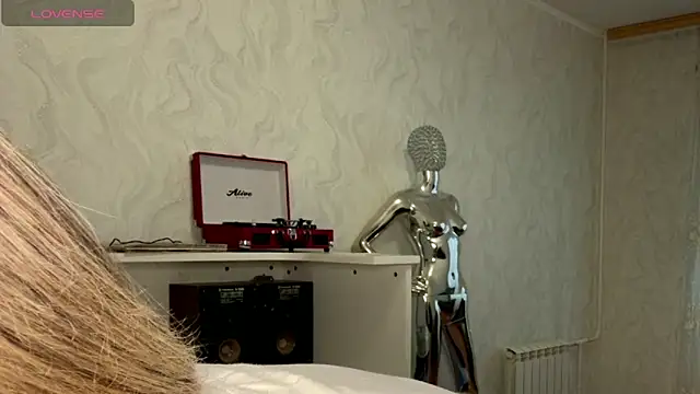 LindyEckland online show from 04/14/26, 01:16