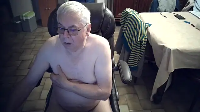 Snapshot of Alain633 chatting on 10/08/25, 06:26 Alain633 online show from 10/08/25, 06:26