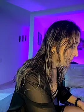 Mariana gom online show from 11/12/25, 03:32