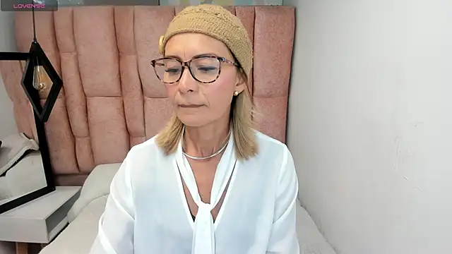 Issa Milf   online show from 04/06/26, 01:12