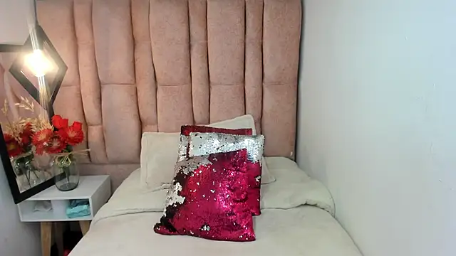 Issa Milf   online show from 07/18/26, 01:30