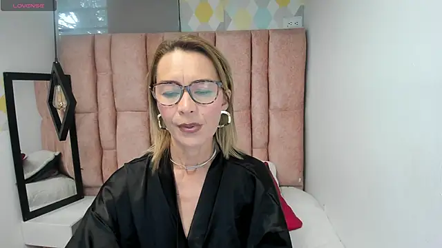 Issa Milf   online show from 04/01/26, 08:39