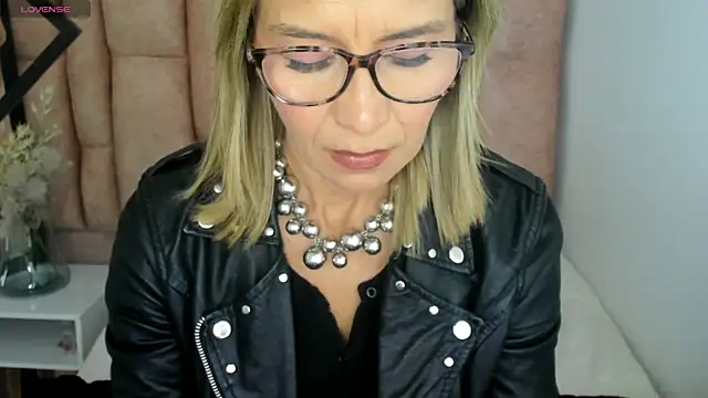 Issa Milf   online show from 05/26/26, 01:31