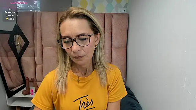 Issa Milf   online show from 03/02/26, 01:18