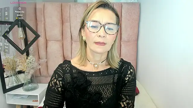 Issa Milf   online show from 05/25/26, 01:32