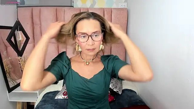 Issa Milf   online show from 05/12/26, 01:17