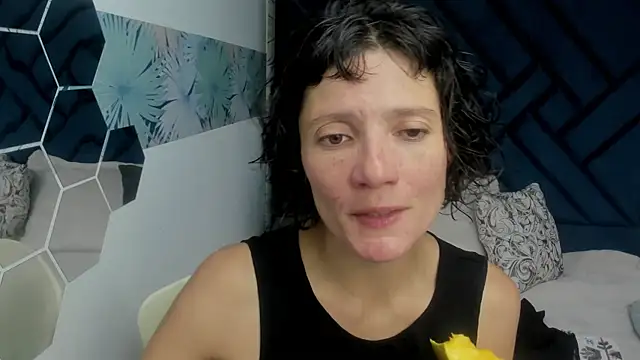 Snapshot of Valery_More__ chatting on 10/04/25, 12:07 Valery More online show from 10/04/25, 12:07