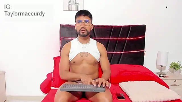 Taylormaccurdy  online show from 11/28/25, 02:17