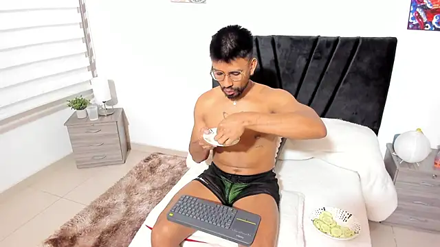 Taylormaccurdy  online show from 10/24/25, 02:49