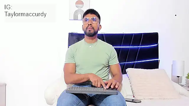 Taylormaccurdy  online show from 11/20/25, 02:07