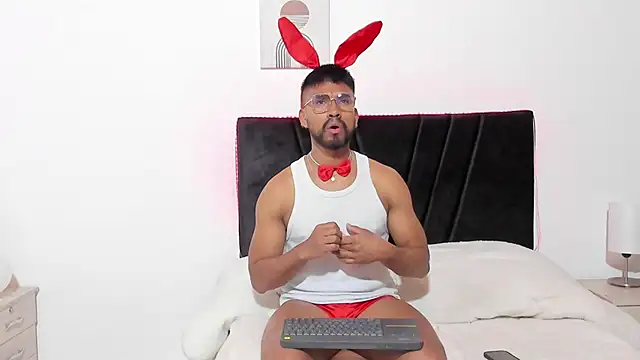 Taylormaccurdy  online show from 10/31/25, 01:52