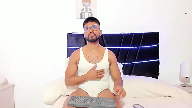 Taylormaccurdy  online show from 11/18/25, 03:59