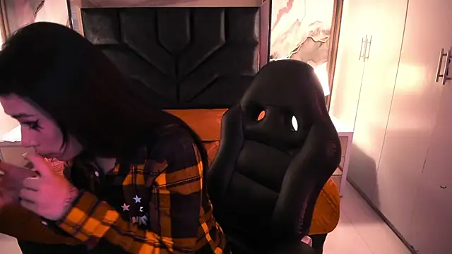 SusanVilla online show from 11/21/25, 08:19