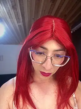 Snapshot of NICOLLE__12 chatting on 05/21/26, 04:32 NICOLLE 12 online show from 05/21/26, 04:32