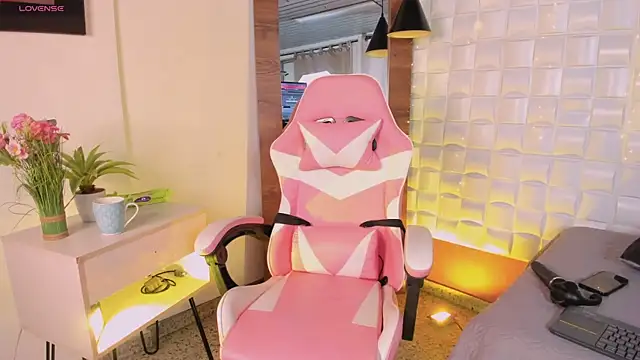 Snapshot of Scarlett_Kiiss chatting on 02/04/26, 12:00 Scarlett Kiiss online show from 02/04/26, 12:00