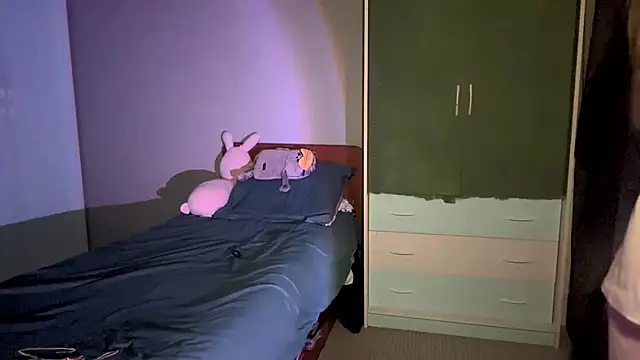 EmiIyKitty online show from 11/10/25, 07:30